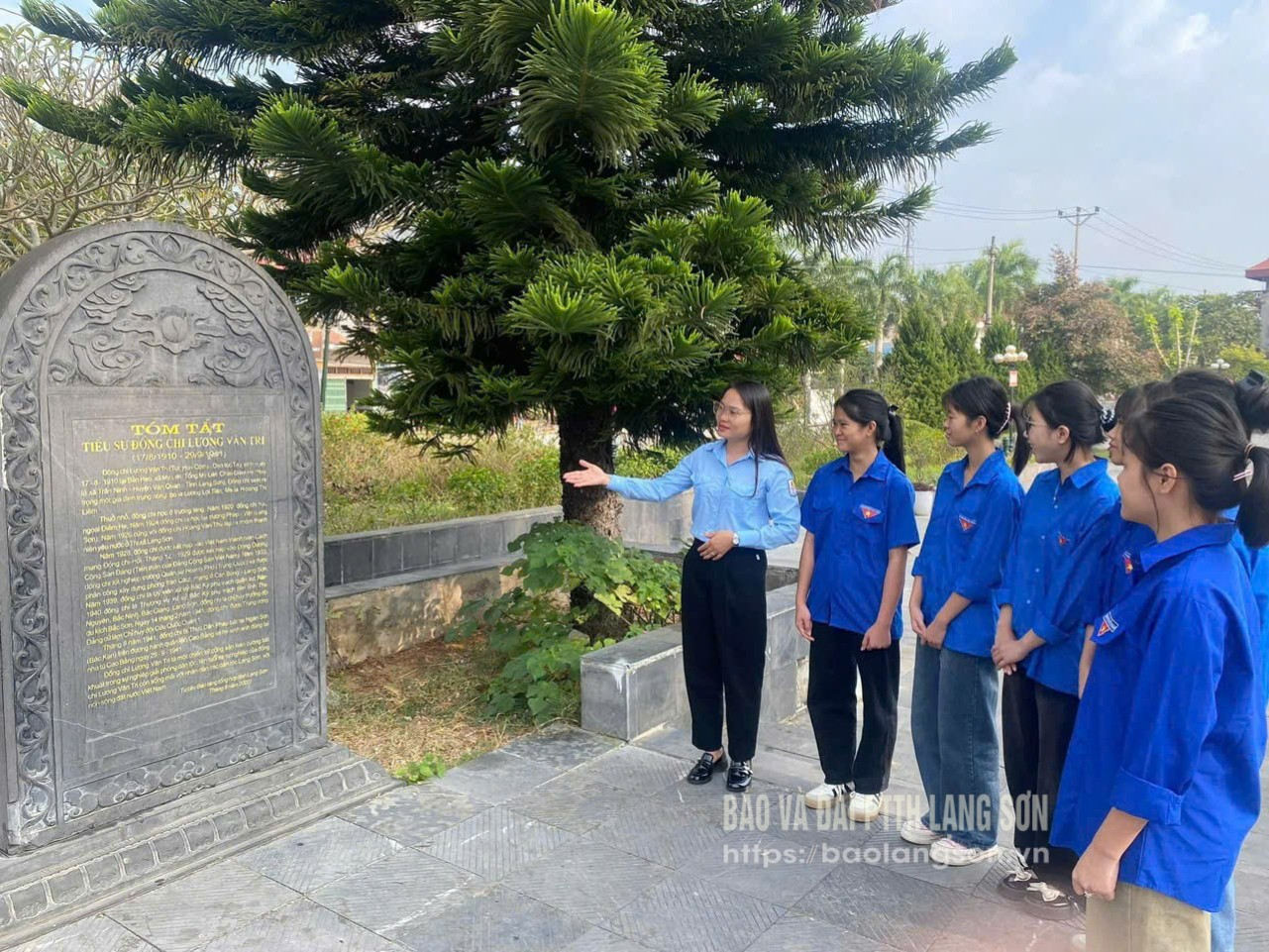 Đoàn viên, thanh niên xã Văn Quan tìm hiểu về cuộc đời và sự nghiệp đồng chí Lương Văn Tri tại Khu di tích lưu niệm  và tượng đài đồng chí Lương Văn Tri, xã Văn Quan