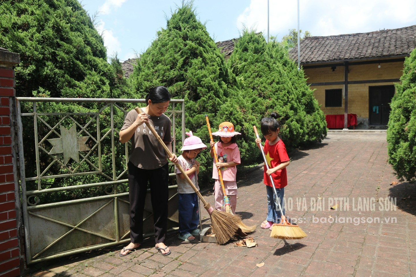 Người dân thôn Bản Hẻo quét dọn Nhà lưu niệm đồng chí Lương Văn Tri 
