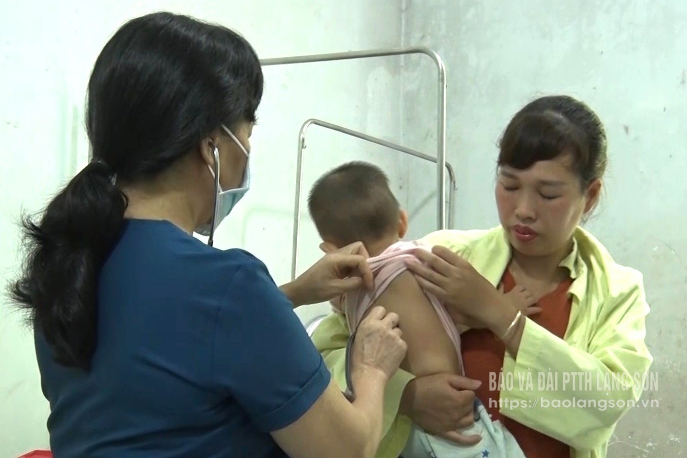 Thăm khám bệnh cho trẻ tại Trung tâm Y tế khu vực Bình Gia
