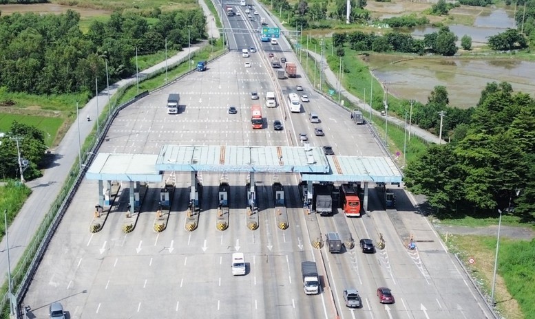 Đối với tài khoản thu phí VETC, chủ phương tiện chỉ cần nâng cấp từ tài khoản thu phí lên ví điện tử VETC, nạp tiền từ các ngân hàng liên kết vào ví và dùng để thanh toán phí tự động không dừng như cầu đường, đỗ xe, ra vào sân bay…