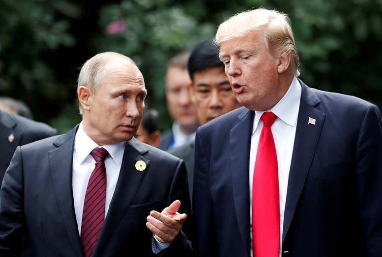 Tổng thống Nga Vladimir Putin và Tổng thống Mỹ Donald Trump trao đổi bên lề Hội nghị cấp cao APEC năm 2017 - Ảnh: Reuters