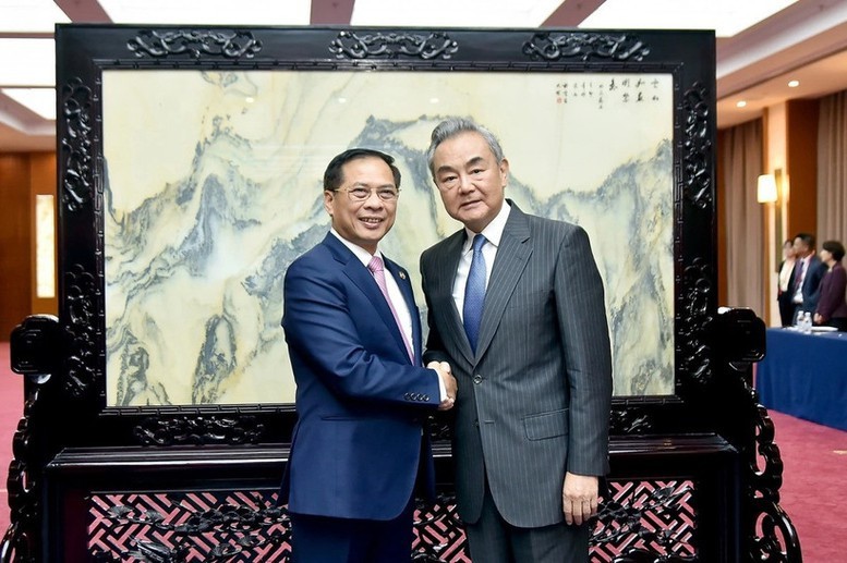 Phó Thủ tướng, Bộ trưởng Ngoại giao Bùi Thanh Sơn khẳng định Việt Nam coi trọng hợp tác Mekong-Lan Thương; đánh giá cao đóng góp của Trung Quốc và những nỗ lực chung của các nước Mekong trong 10 năm qua; đề nghị các bên chú trọng tăng cường hợp tác quản lý bền vững và hiệu quả nguồn nước sông Mekong-Lan Thương.