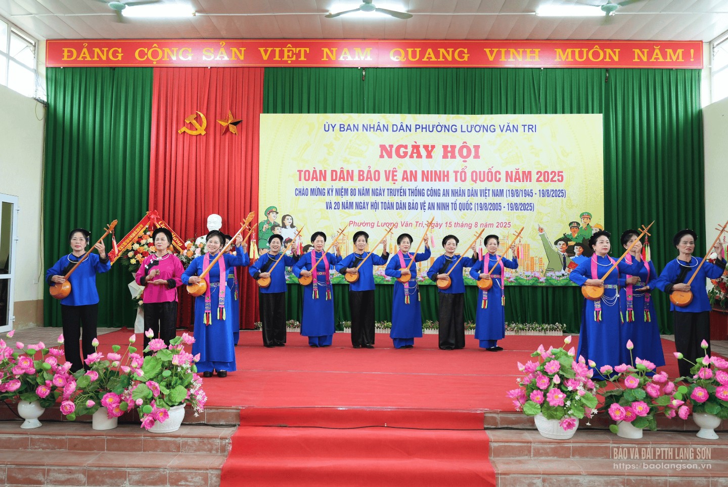 Văn nghệ chào mừng ngày hội
