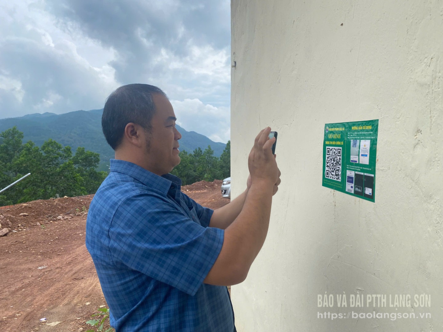 Người dân quét mã QR-code trải nghiệm mô hình