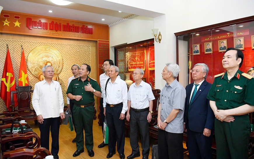  Các đại biểu thăm Phòng truyền thống Báo Quân đội nhân dân.