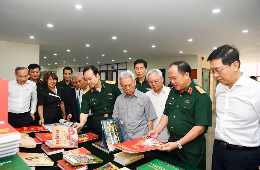 Các đại biểu tham quan giới thiệu sách.