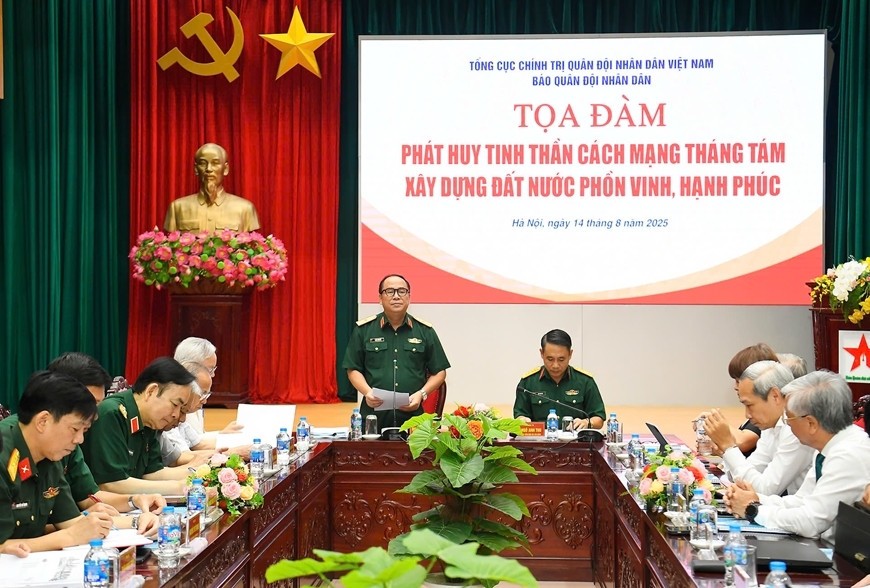 Thiếu tướng Đoàn Xuân Bộ, Bí thư Đảng ủy, Tổng biên tập Báo Quân đội nhân dân phát biểu khai mạc tọa đàm. 
