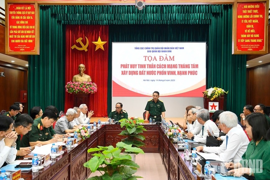 Đại tá Ngô Anh Thu, Phó bí thư Đảng ủy, Phó tổng biên tập Báo Quân đội nhân dân phát biểu tại tọa đàm. 