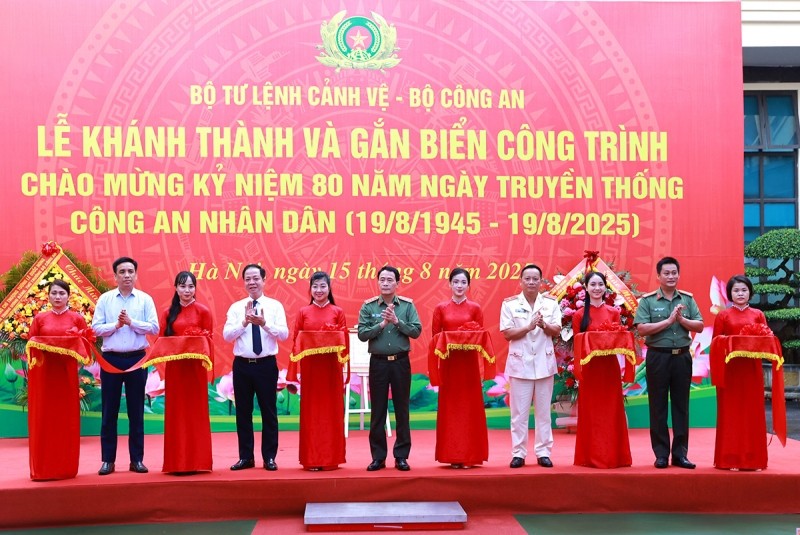 Thứ trưởng Lê Quốc Hùng và các đại biểu cắt băng khánh thành Trung tâm chỉ huy tác chiến khu vực trung tâm chính trị Ba Đình.