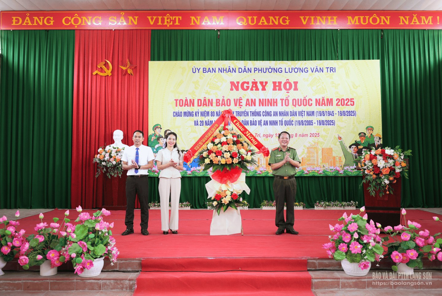 Lãnh đạo Công an tỉnh tặng hoa chúc mừng ngày hội 