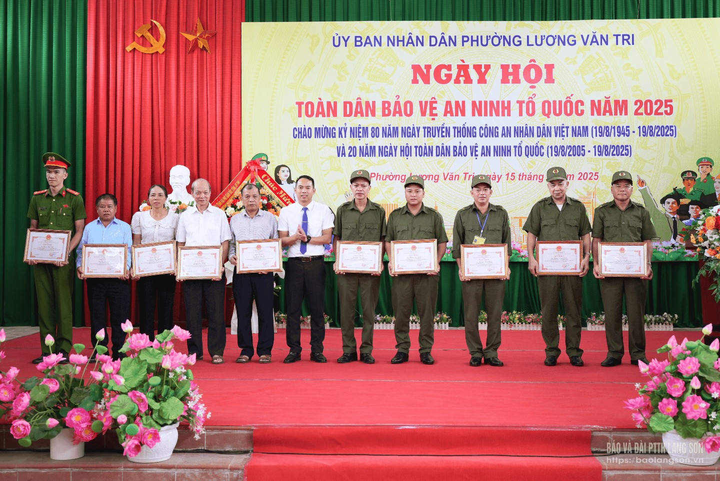 Lãnh đạo UBND phường Lương Văn Tri tặng giấy khen cho các cá nhân