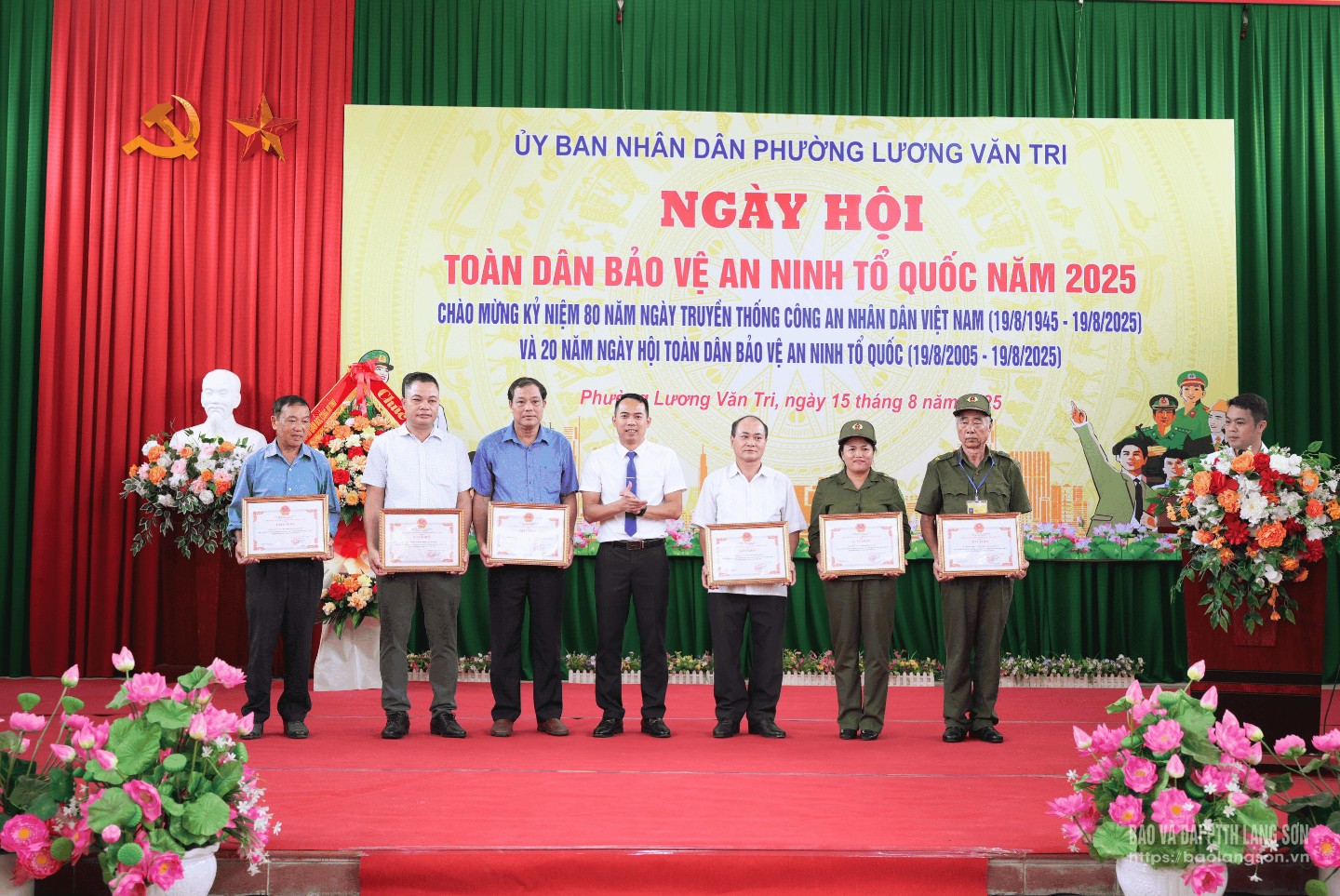 Lãnh đạo UBND phường Lương Văn Tri tặng giấy khen cho các tập thể 