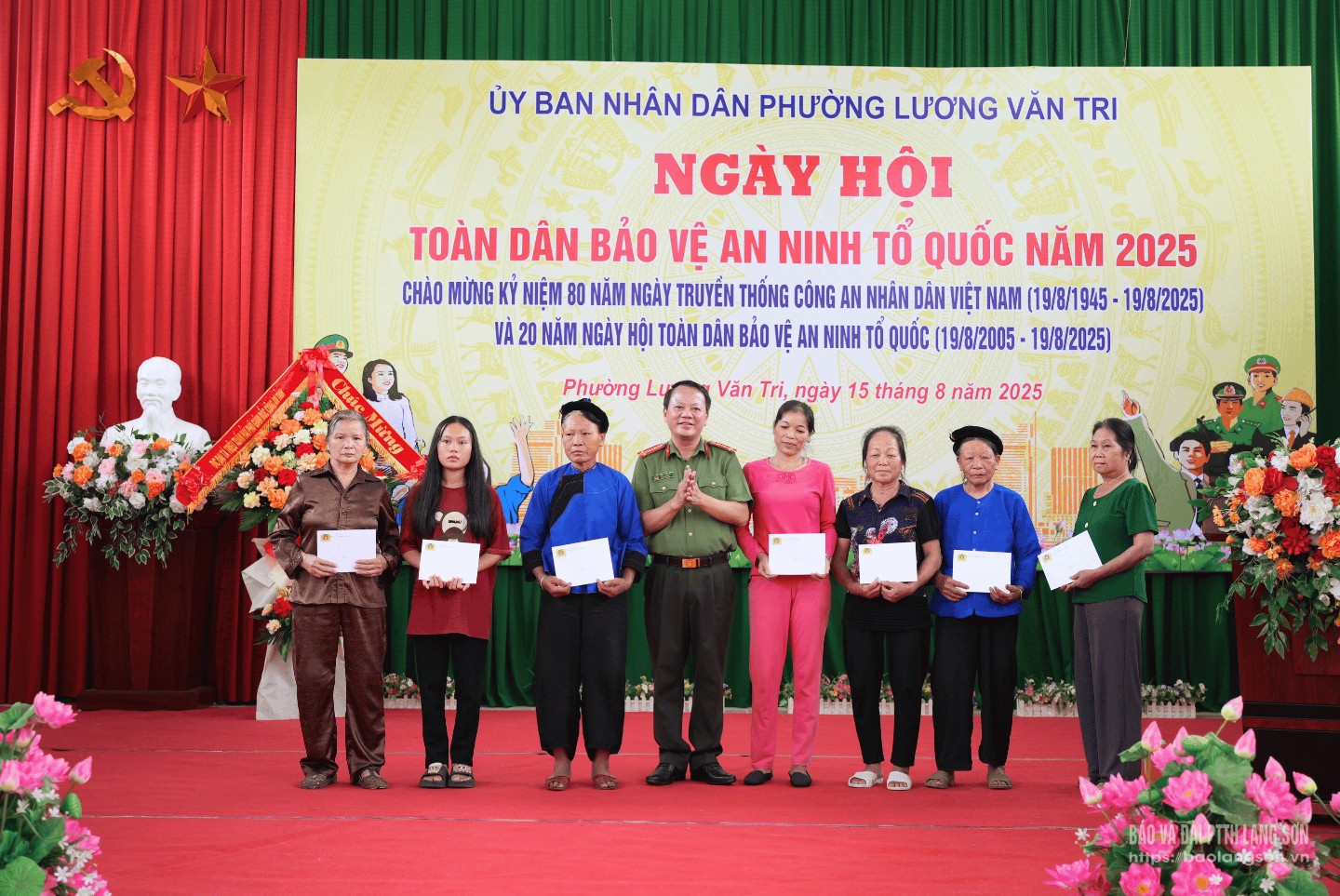 Lãnh đạo Công an tỉnh tặng quà cho gia đình có hoàn cảnh khó khăn