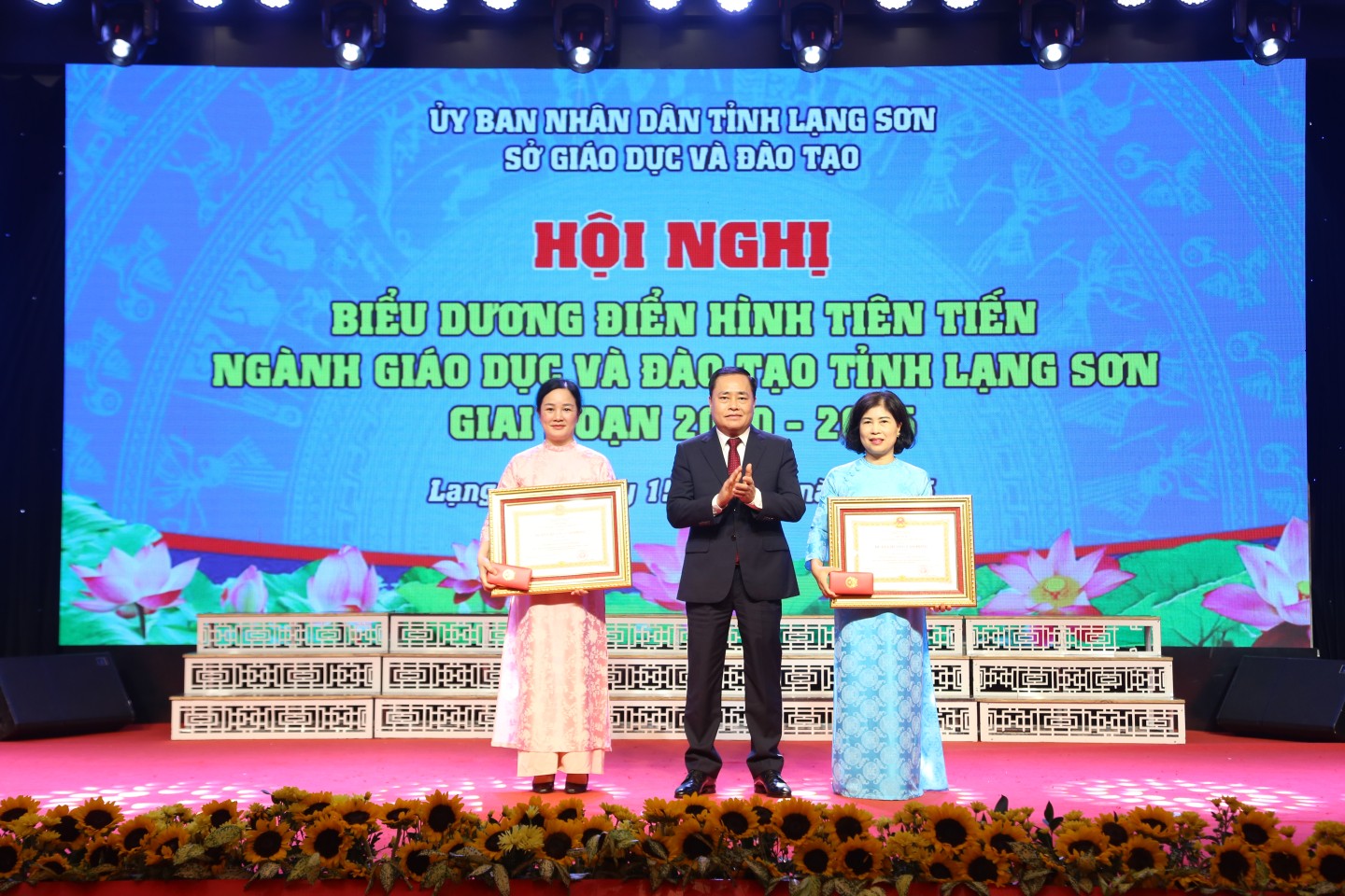 Thừa ủy quyền của Chủ tịch nước, đồng chí Chủ tịch UBND tỉnh trao Huân chương Lao động cho các cá nhân