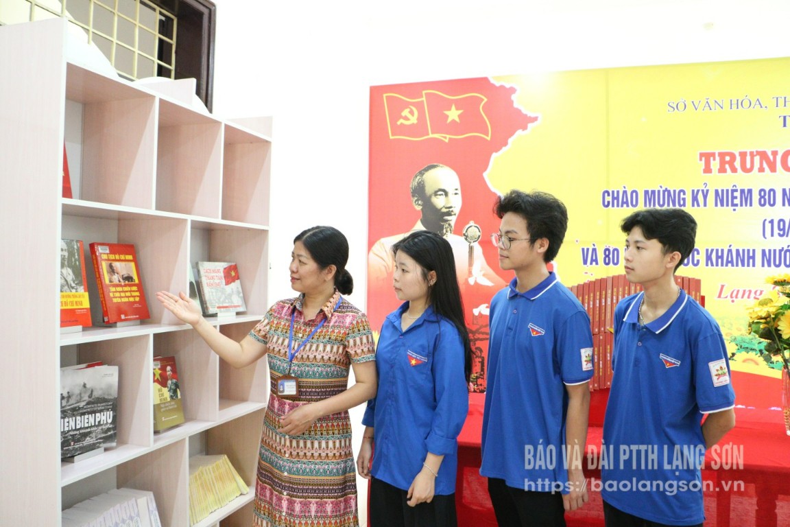 Cán bộ Thư viện tỉnh giới thiệu cuốn sách "Chủ Tịch Hồ Chí Minh - Tầm nhìn chiến lược về thời đại mới trong Tuyên ngôn độc lập" đến độc giả 