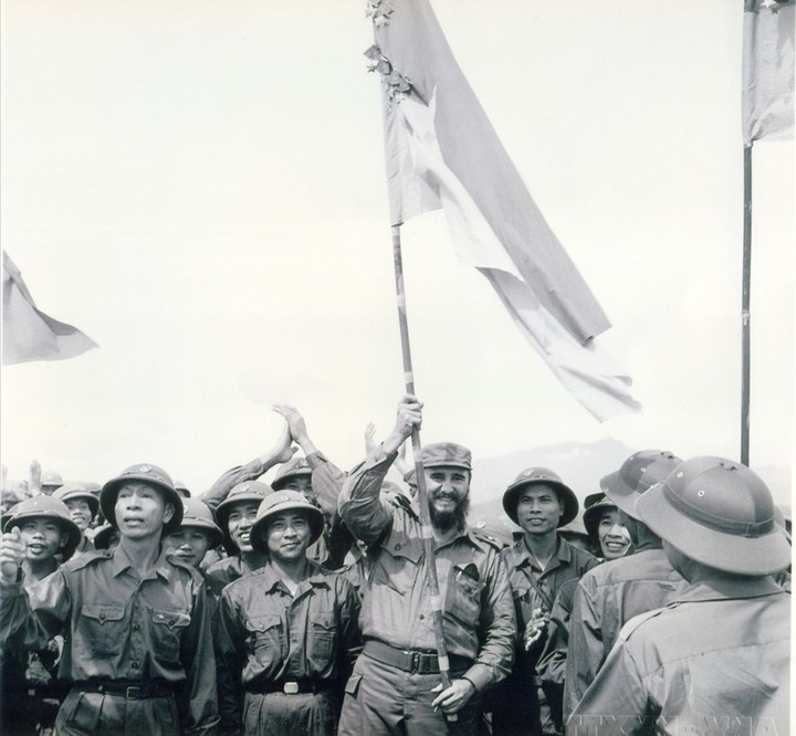 Chuyến thăm vùng giải phóng Quảng Trị tháng 9/1973, Chủ tịch Cuba Fidel Castro giương cao ngọn cờ truyền thống.