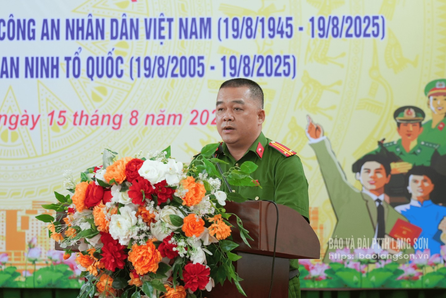 Lãnh đạo Công an phường Lương Văn Tri báo cáo kết quả xây dựng phong trào tại ngày hội