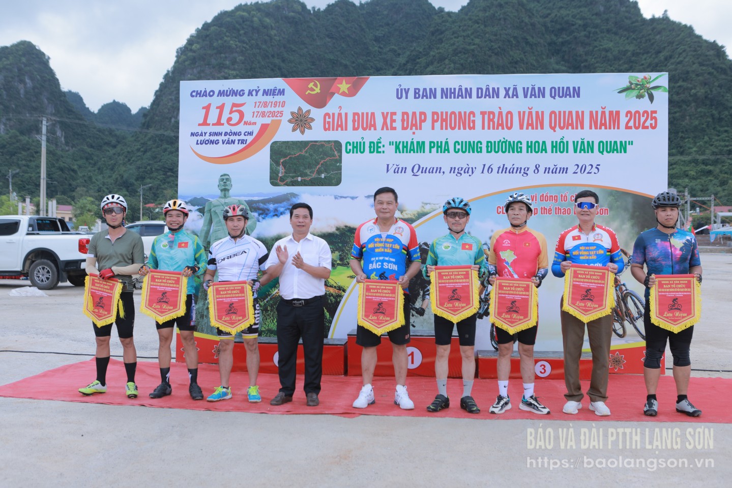Lãnh đạo xã Văn Quan trao cờ lưu niệm cho các CLB tham gia giải chạy