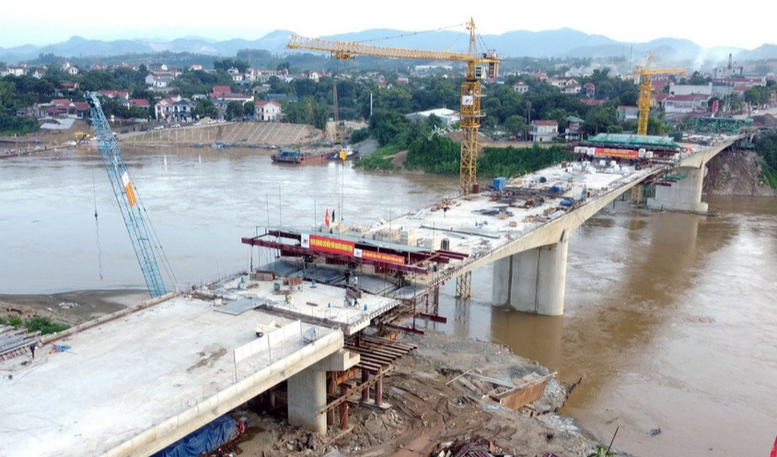 Phấn đấu hợp long cầu Phong Châu mới vào ngày 28/8/2025, hoàn thành vào đầu tháng 10/2025 để tạo thuận lợi cho nhân dân đi lại.