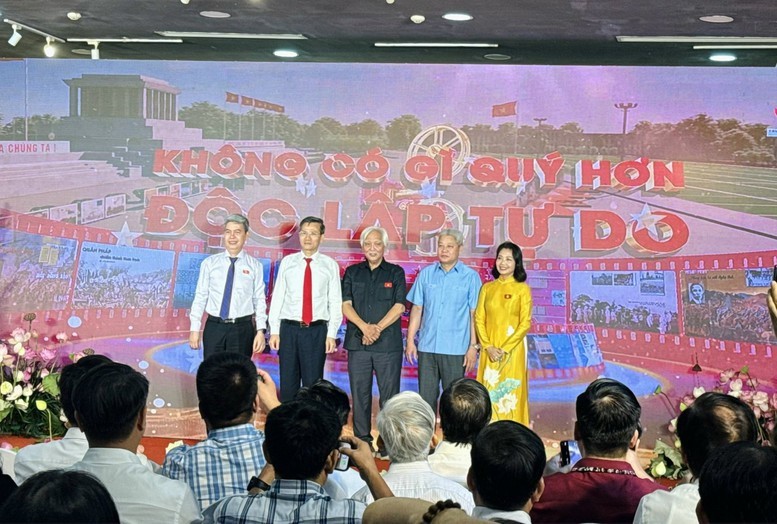 Công bố triển lãm trực tuyến “Không có gì quý hơn độc lập, tự do” và ra mắt sách “Phủ Toàn quyền Đông Dương xưa và Phủ Chủ tịch ngày nay” - Ảnh: VGP/Thu Giang
