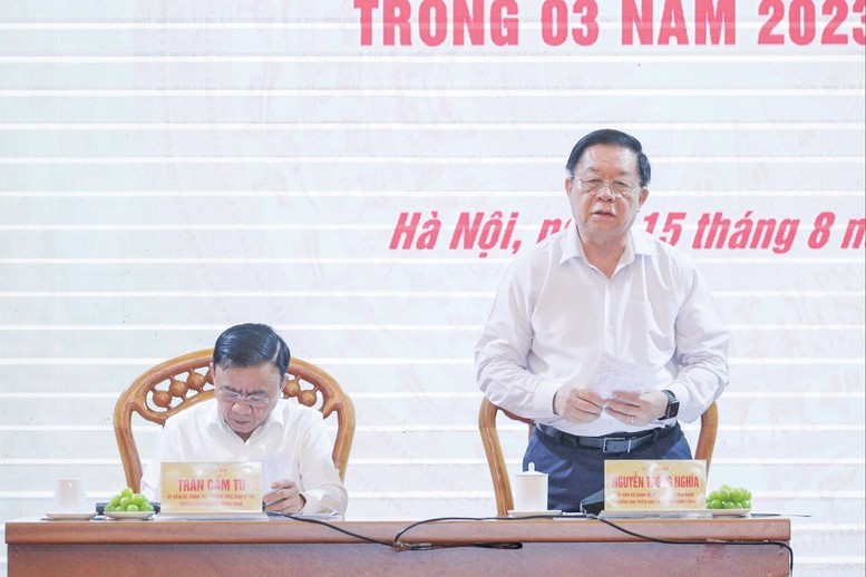 Ủy viên Bộ Chính trị, Bí thư Trung ương Đảng, Trưởng Ban Tuyên giáo và Dân vận Trung ương Nguyễn Trọng Nghĩa - Phó Trưởng Ban Thường trực Ban Chỉ đạo phát biểu tại cuộc họp - Ảnh: VGP/Toàn Thắng