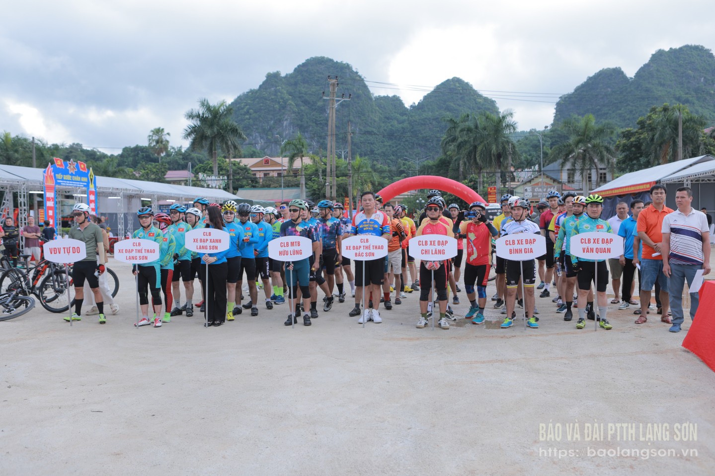 Các VĐV tham gia giải đua xe đạp