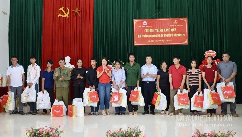 Đại diện Hội Chữ thập đỏ tỉnh và UBND xã Kiên Mộc trao quà cho các hộ có hoàn cảnh khó khăn tại xã Kiên Mộc