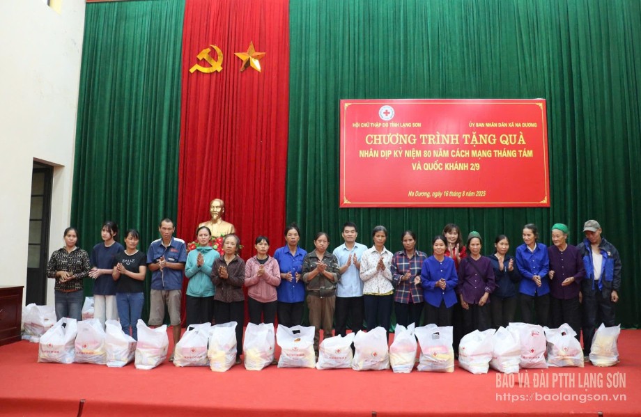 Đại diện Hội Chữ thập đỏ tỉnh và UBND xã Na Dương trao quà cho các hộ có hoàn cảnh khó khăn tại xã Na Dương