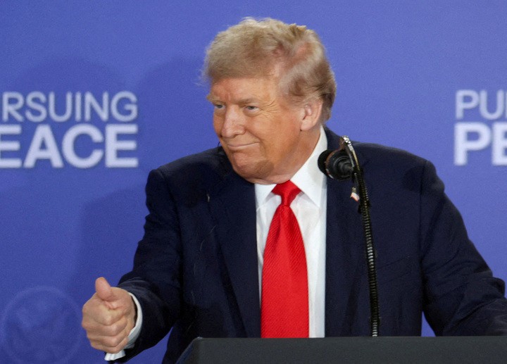 Tổng thống Trump trong buổi họp báo sau cuộc hội đàm với Tổng thống Putin. (Ảnh: Reuters)