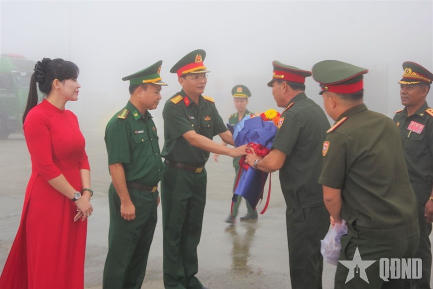 Đại diện Bộ CHQS tỉnh Hà Tĩnh tặng hoa chào mừng đoàn QĐND Lào.