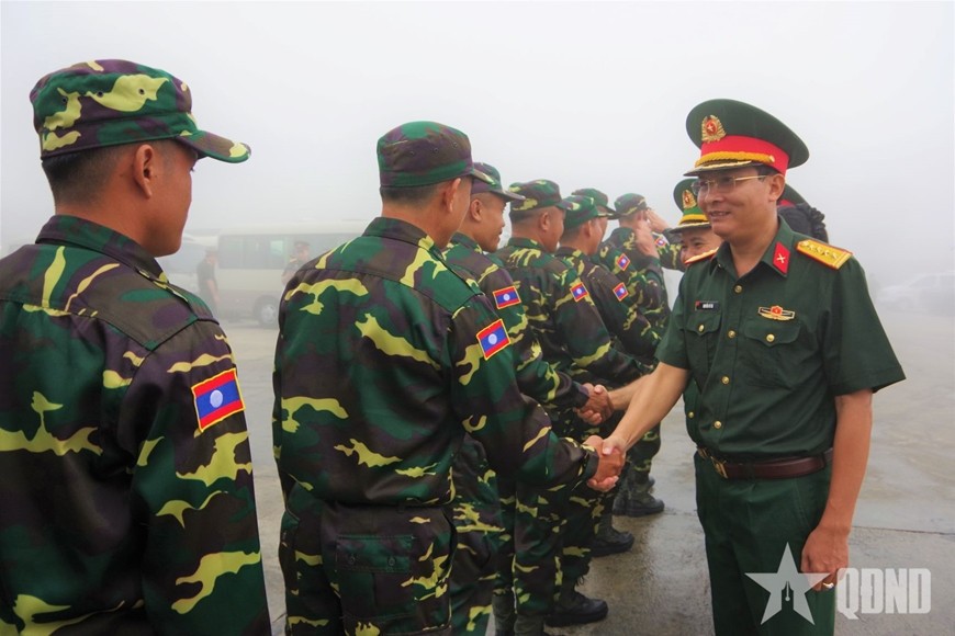 Đại diện Bộ CHQS tỉnh Hà Tĩnh chào đón cán bộ, chiến sĩ Quân đội nhân dân Lào.