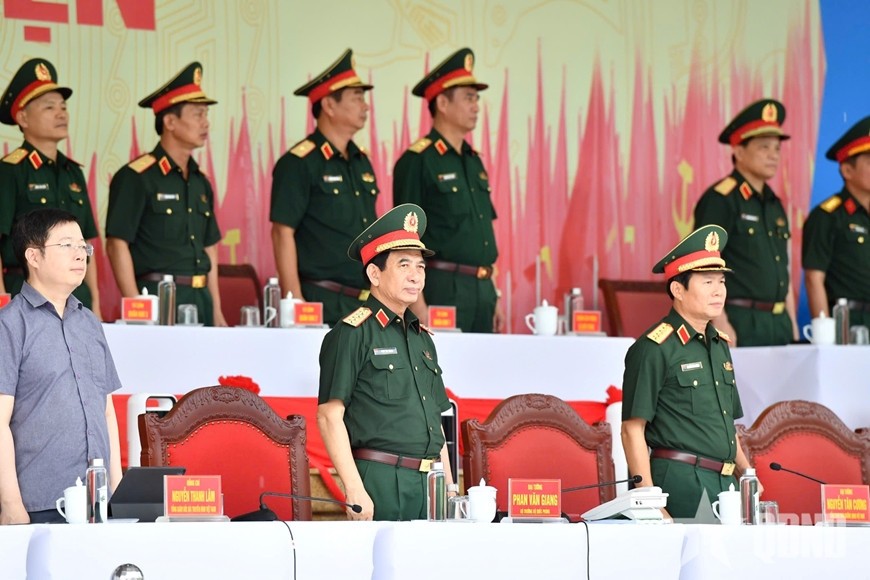 Đại tướng Phan Văn Giang, Đại tướng Nguyễn Tân Cương cùng các đại biểu tại buổi kiểm tra tổng hợp luyện.