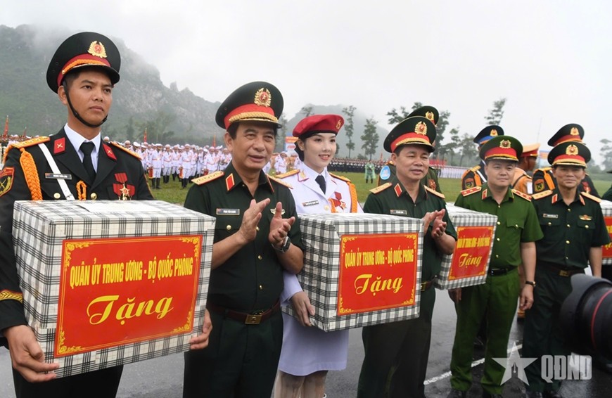 Đại tướng Phan Văn Giang cùng lãnh đạo Bộ Quốc phòng, Bộ Công an trao quà động viên các khối tham gia tổng hợp luyện.