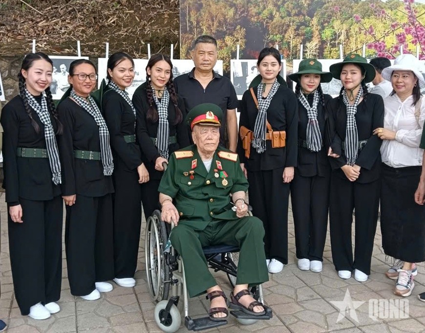 Thiếu tướng Nguyễn Văn Phước và con trai Nguyễn Kháng Chiến tại Lễ kỷ niệm 70 năm Chiến thắng Điện Biên Phủ, ngày 7-5-2024. Ảnh do gia đình cung cấp