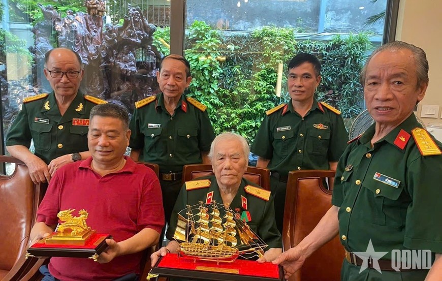 Thiếu tướng Nguyễn Văn Phước bên người thân và đồng đội. Ảnh do gia đình cung cấp