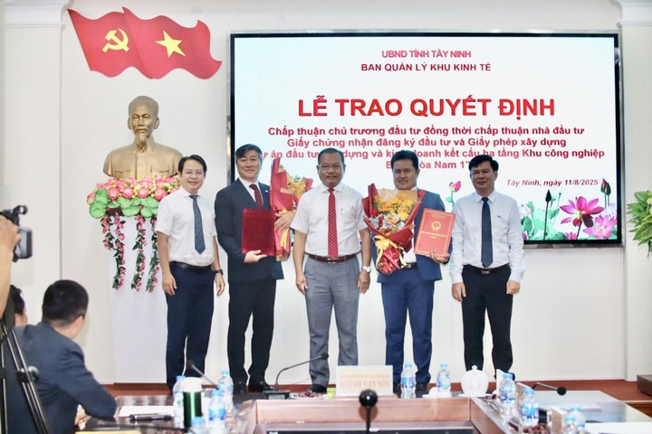 Chủ đầu tư Công ty TNHH Hoàn Cầu Long An nhận quyết định đầu tư Khu công nghiệp Bình Hòa Nam 1. (Ảnh: Xuân Thắng)