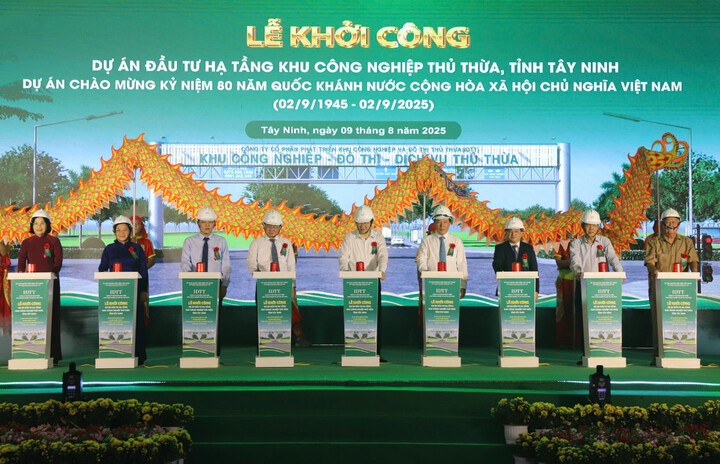 Khởi công dự án đầu tư hạ tầng KCN Thủ Thừa, tỉnh Tây Ninh. (Ảnh: Vĩnh Phú)
