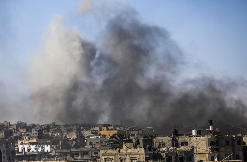 Khói bốc lên sau cuộc không kích của Israel xuống Dải Gaza. (Ảnh: THX/TTXVN)