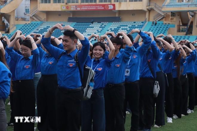 Các tình nguyện viên háo hức khi tham gia hoạt động tình nguyện phục vụ lễ kỷ niệm. (Ảnh: Mai Chi/TTXVN)