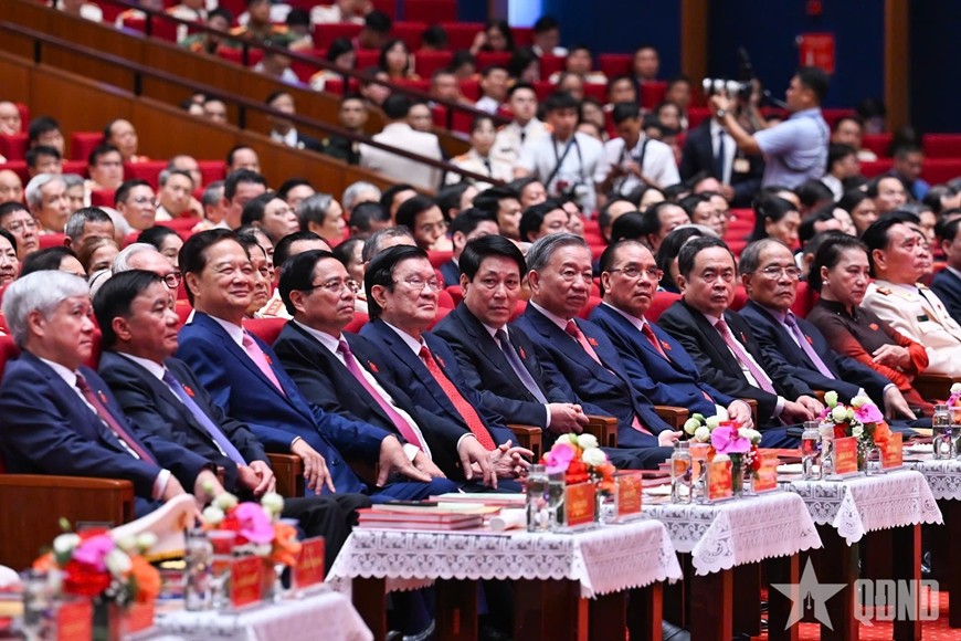 Các đồng chí lãnh đạo, nguyên lãnh đạo Đảng, Nhà nước và các đại biểu tham dự Lễ kỷ niệm. 