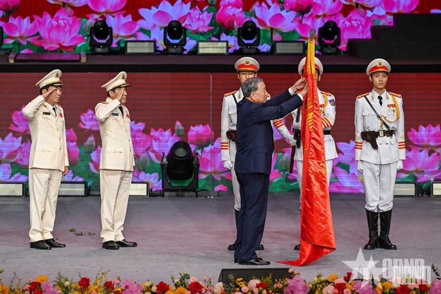 Tổng Bí thư Tô Lâm gắn Huân chương Sao Vàng lần thứ V tặng lực lượng Công an nhân dân. 