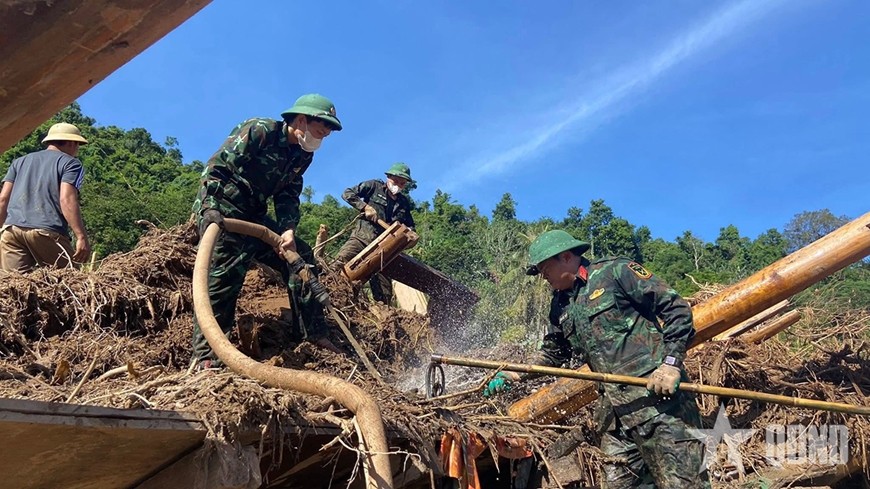 Những nếp nhà đào bới lên từ đống đổ nát. 