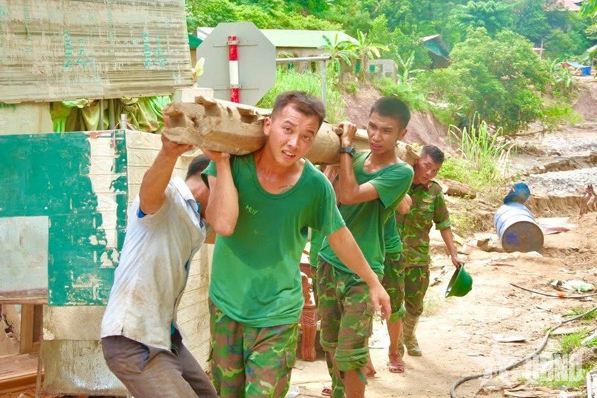Những “thần đèn” tuổi 18 giúp người dân dựng lại nhà ở. 