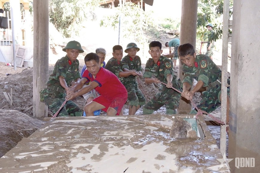 Giúp người dân di chuyển tài sản ra khỏi lớp bùn đất. 