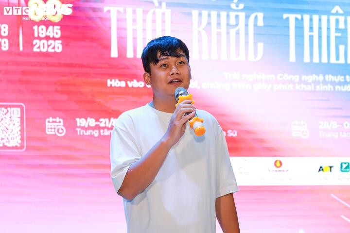 Bạn Ngô Đức Duy, nhà sáng tạo nội dung xúc động khi trải nghiệm triển lãm 