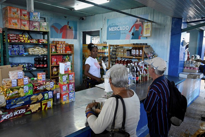 Người dân đến mua đồ ở một cửa hàng tại La Havana, Cuba. (Ảnh: Reuters)