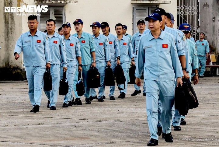 Phi hành đoàn biên đội CASA.