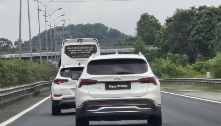 Xe Hyundai Santa Fe dùng chiêu lật biển số né phạt nguội trên cao tốc.