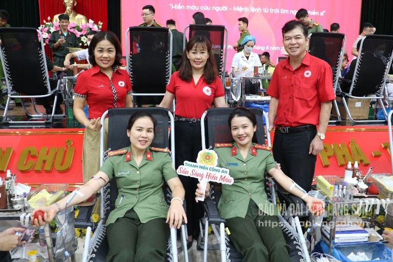 Tình nguyện viên hiến máu tại Ngày hội hiến máu tình nguyện trong Công an Lạng Sơn năm 2025