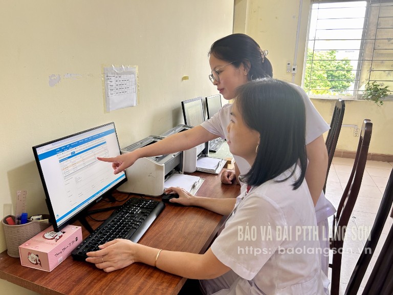 Cán bộ Trung tâm Y tế khu vực Bắc Sơn cập nhật biểu mẫu bệnh án điện tử